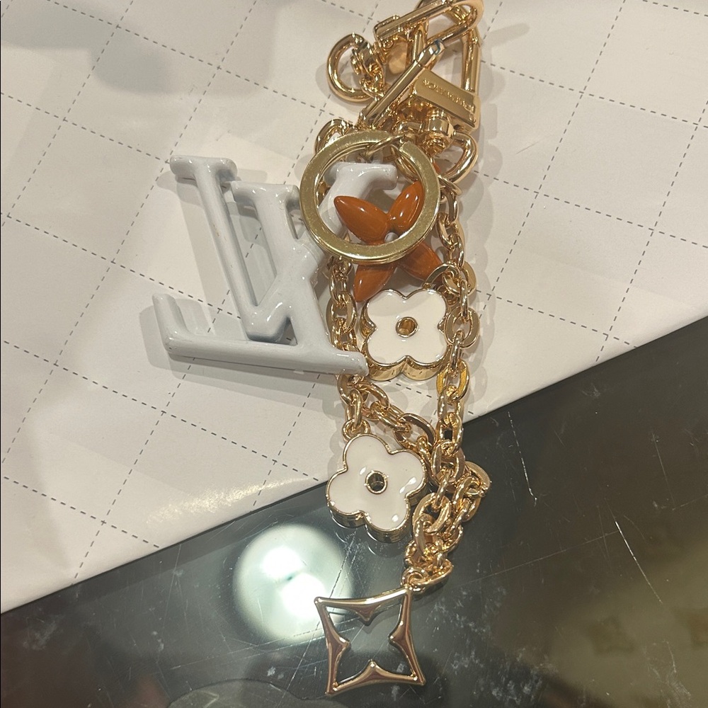 Fashion Gold and White Floral Bag Charm/KeyChain